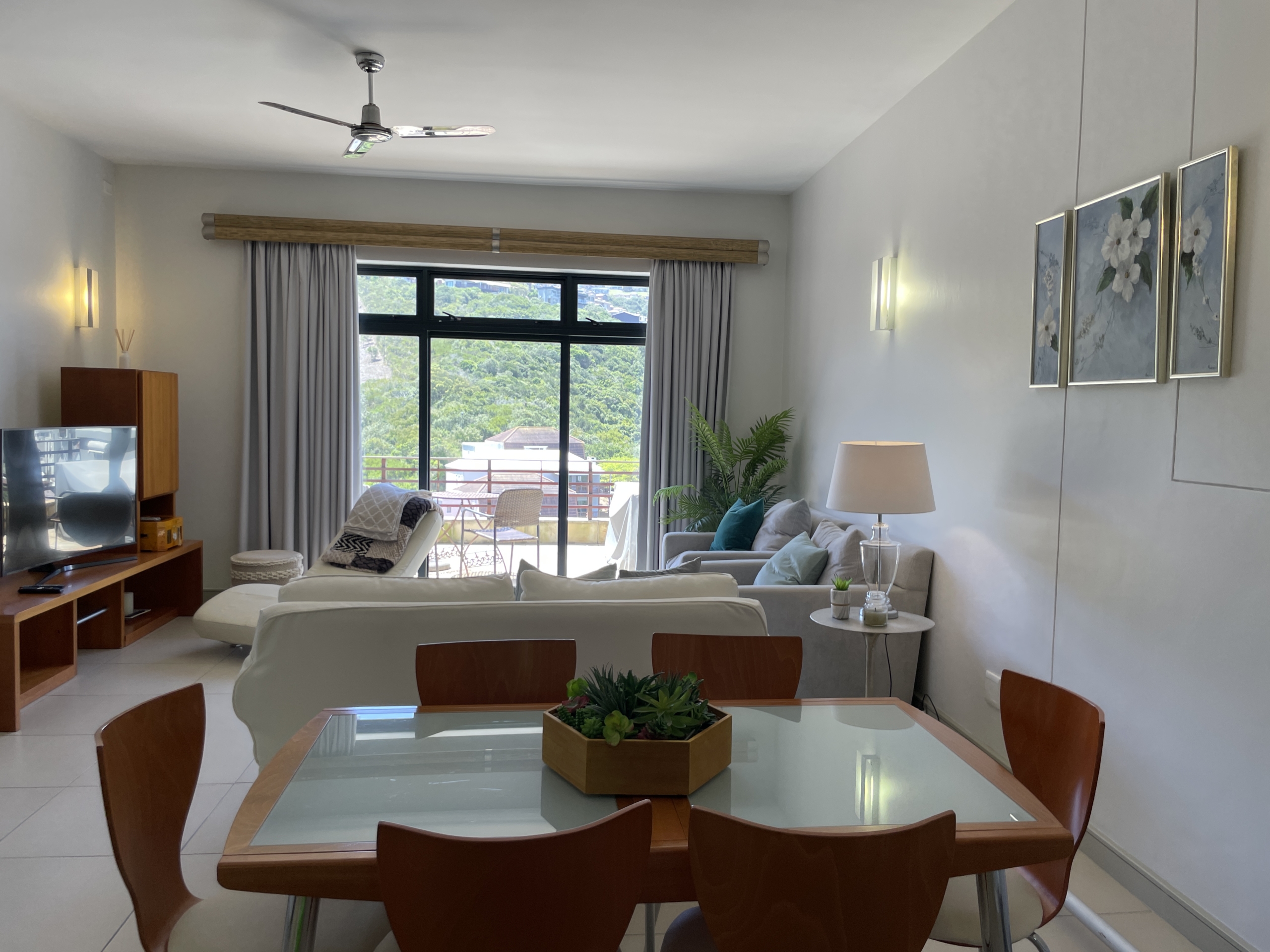 Dining and lounge area