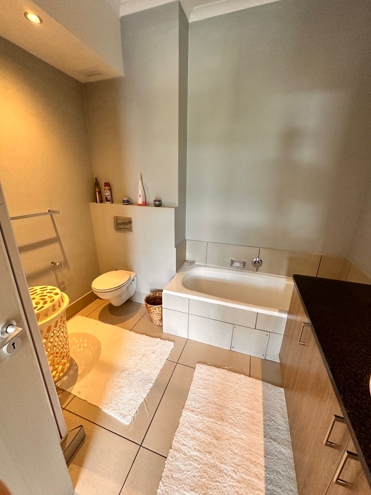 Main bathroom en suite