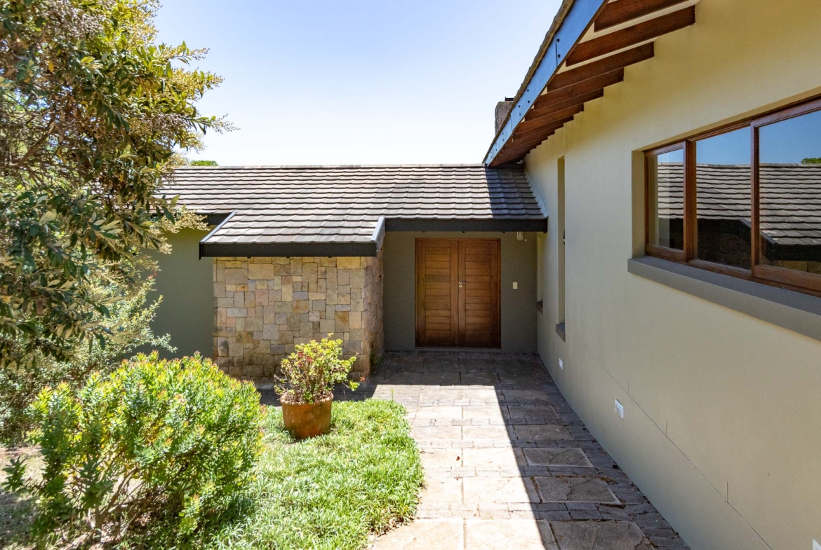 Oubaai 1055 Entrance